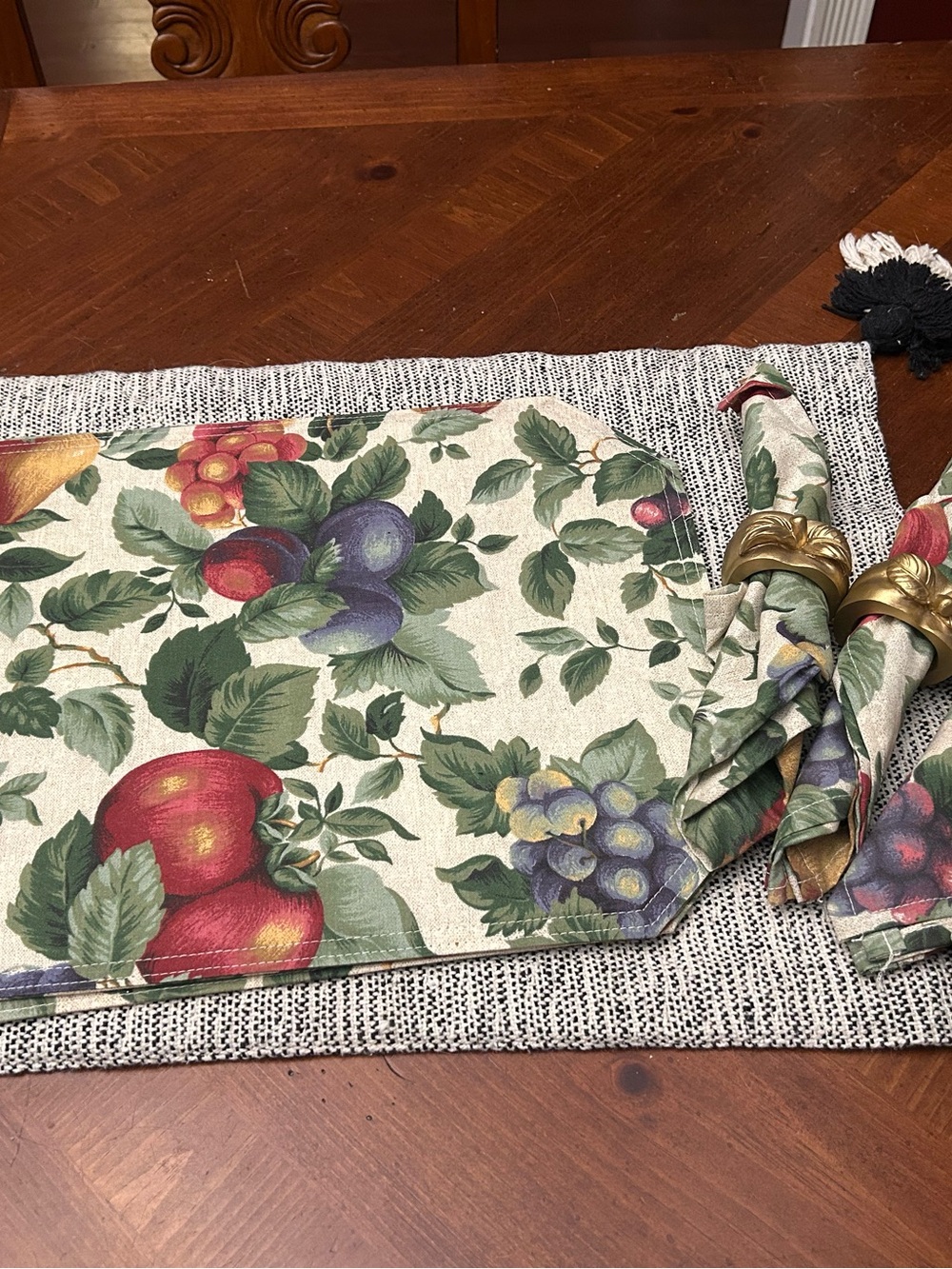 Sonoma Fruit Motif Placemat, Napkins with 4 matching napkin rings.